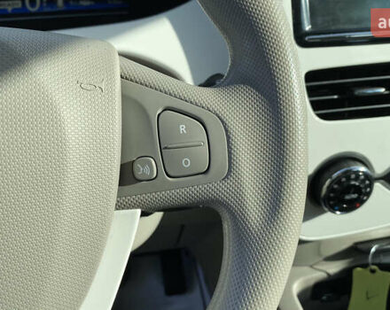 Серый Рено Зое, объемом двигателя 0 л и пробегом 112 тыс. км за 9800 $, фото 70 на Automoto.ua