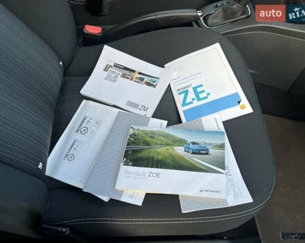 Серый Рено Зое, объемом двигателя 0 л и пробегом 72 тыс. км за 10100 $, фото 39 на Automoto.ua