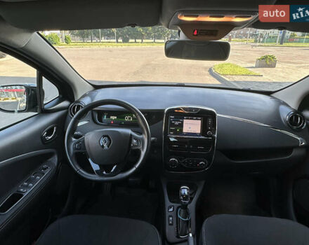 Серый Рено Зое, объемом двигателя 0 л и пробегом 141 тыс. км за 10400 $, фото 12 на Automoto.ua