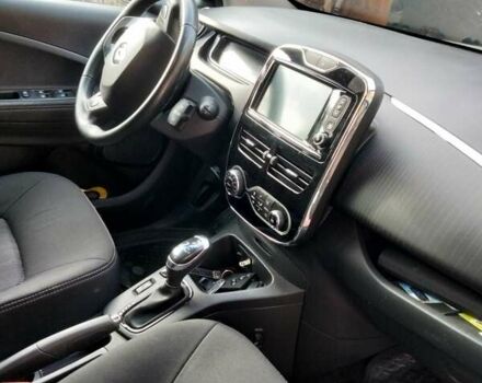 Серый Рено Зое, объемом двигателя 0 л и пробегом 112 тыс. км за 10000 $, фото 6 на Automoto.ua