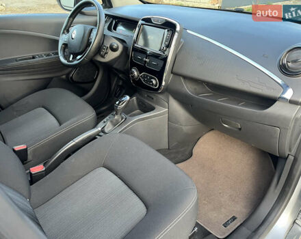 Серый Рено Зое, объемом двигателя 0 л и пробегом 72 тыс. км за 10100 $, фото 41 на Automoto.ua