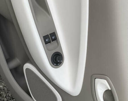 Серый Рено Зое, объемом двигателя 0 л и пробегом 112 тыс. км за 9800 $, фото 54 на Automoto.ua