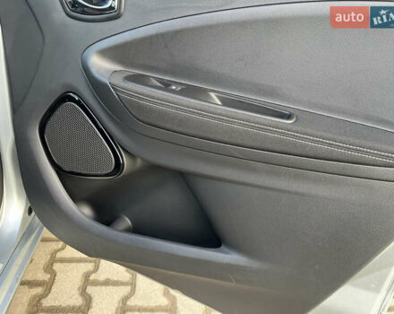 Серый Рено Зое, объемом двигателя 0 л и пробегом 72 тыс. км за 10100 $, фото 36 на Automoto.ua