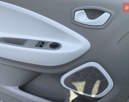 Серый Рено Зое, объемом двигателя 0 л и пробегом 112 тыс. км за 9800 $, фото 68 на Automoto.ua