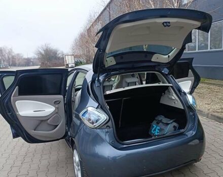 Серый Рено Зое, объемом двигателя 0 л и пробегом 80 тыс. км за 10300 $, фото 3 на Automoto.ua