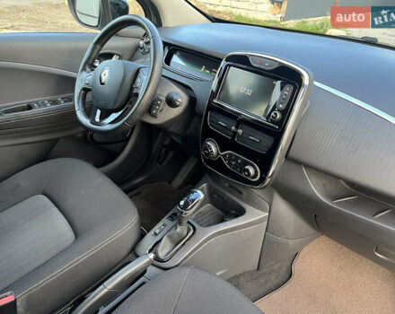 Серый Рено Зое, объемом двигателя 0 л и пробегом 72 тыс. км за 10100 $, фото 37 на Automoto.ua