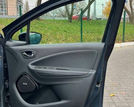 Серый Рено Зое, объемом двигателя 0 л и пробегом 92 тыс. км за 10800 $, фото 19 на Automoto.ua