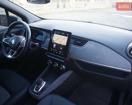 Серый Рено Зое, объемом двигателя 0 л и пробегом 174 тыс. км за 12000 $, фото 41 на Automoto.ua