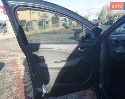 Серый Рено Зое, объемом двигателя 0 л и пробегом 174 тыс. км за 12000 $, фото 24 на Automoto.ua