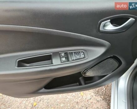 Серый Рено Зое, объемом двигателя 0 л и пробегом 93 тыс. км за 11950 $, фото 19 на Automoto.ua