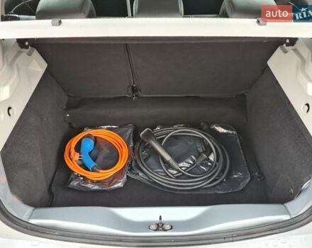 Серый Рено Зое, объемом двигателя 0 л и пробегом 93 тыс. км за 11950 $, фото 16 на Automoto.ua