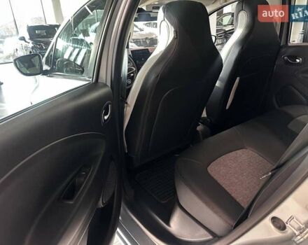 Серый Рено Зое, объемом двигателя 0 л и пробегом 124 тыс. км за 11200 $, фото 30 на Automoto.ua