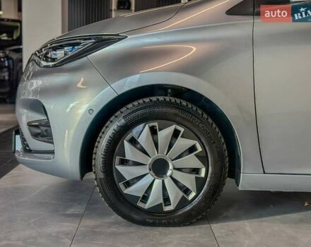 Серый Рено Зое, объемом двигателя 0 л и пробегом 124 тыс. км за 11200 $, фото 5 на Automoto.ua