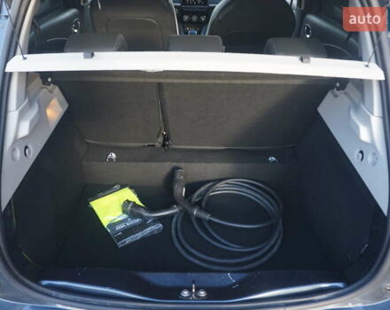 Серый Рено Зое, объемом двигателя 0 л и пробегом 174 тыс. км за 12000 $, фото 51 на Automoto.ua