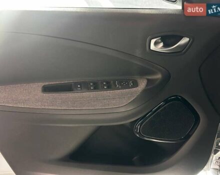 Серый Рено Зое, объемом двигателя 0 л и пробегом 124 тыс. км за 11200 $, фото 16 на Automoto.ua