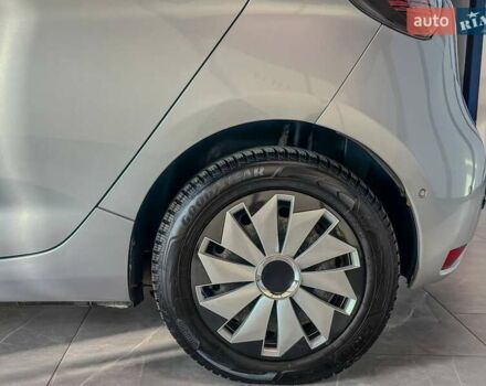 Серый Рено Зое, объемом двигателя 0 л и пробегом 124 тыс. км за 11200 $, фото 6 на Automoto.ua