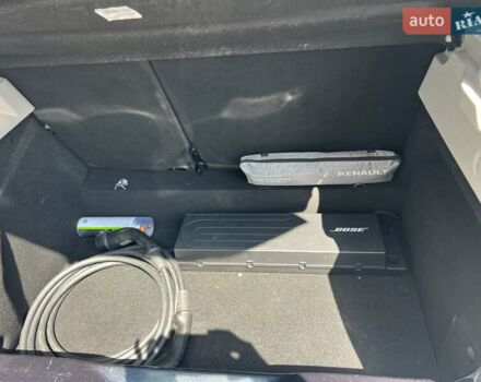 Серый Рено Зое, объемом двигателя 0 л и пробегом 129 тыс. км за 13700 $, фото 6 на Automoto.ua