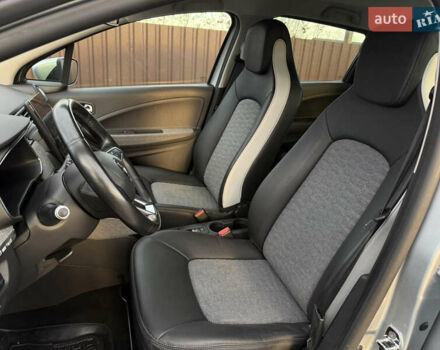 Серый Рено Зое, объемом двигателя 0 л и пробегом 77 тыс. км за 14300 $, фото 20 на Automoto.ua