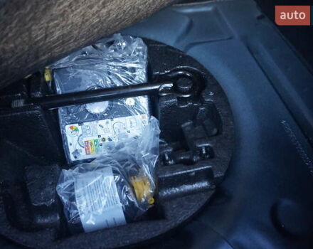 Серый Рено Зое, объемом двигателя 0 л и пробегом 174 тыс. км за 12000 $, фото 53 на Automoto.ua