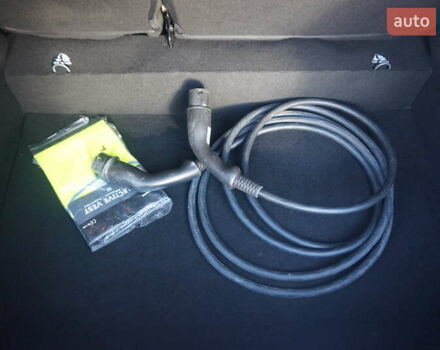 Серый Рено Зое, объемом двигателя 0 л и пробегом 174 тыс. км за 12000 $, фото 52 на Automoto.ua