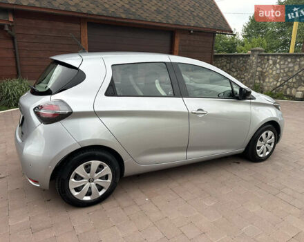 Серый Рено Зое, объемом двигателя 0 л и пробегом 77 тыс. км за 11999 $, фото 4 на Automoto.ua