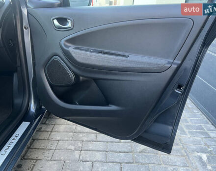 Серый Рено Зое, объемом двигателя 0 л и пробегом 115 тыс. км за 12650 $, фото 16 на Automoto.ua