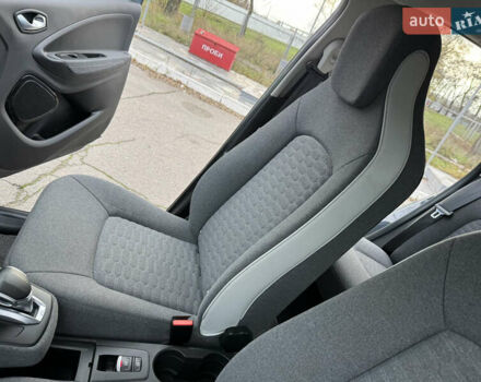 Серый Рено Зое, объемом двигателя 0 л и пробегом 45 тыс. км за 12999 $, фото 65 на Automoto.ua