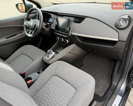 Серый Рено Зое, объемом двигателя 0 л и пробегом 45 тыс. км за 12999 $, фото 44 на Automoto.ua