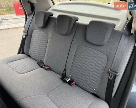 Серый Рено Зое, объемом двигателя 0 л и пробегом 45 тыс. км за 12999 $, фото 74 на Automoto.ua