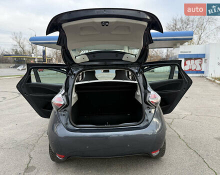 Серый Рено Зое, объемом двигателя 0 л и пробегом 45 тыс. км за 12999 $, фото 114 на Automoto.ua