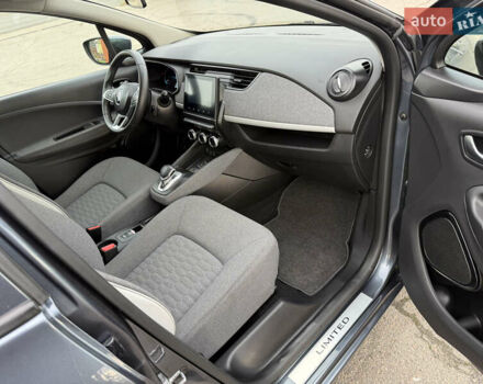 Серый Рено Зое, объемом двигателя 0 л и пробегом 45 тыс. км за 12999 $, фото 43 на Automoto.ua