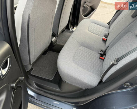 Серый Рено Зое, объемом двигателя 0 л и пробегом 45 тыс. км за 12999 $, фото 76 на Automoto.ua