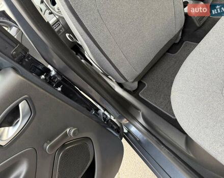 Серый Рено Зое, объемом двигателя 0 л и пробегом 45 тыс. км за 12999 $, фото 94 на Automoto.ua