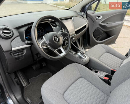Серый Рено Зое, объемом двигателя 0 л и пробегом 45 тыс. км за 12999 $, фото 7 на Automoto.ua