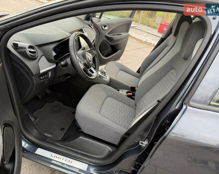 Серый Рено Зое, объемом двигателя 0 л и пробегом 45 тыс. км за 12999 $, фото 63 на Automoto.ua