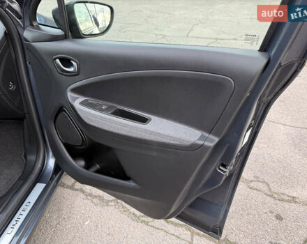 Серый Рено Зое, объемом двигателя 0 л и пробегом 45 тыс. км за 12999 $, фото 42 на Automoto.ua