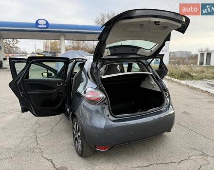 Серый Рено Зое, объемом двигателя 0 л и пробегом 45 тыс. км за 12999 $, фото 115 на Automoto.ua