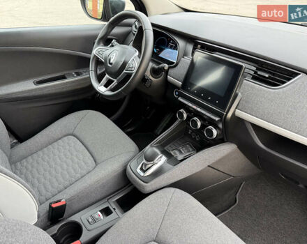 Серый Рено Зое, объемом двигателя 0 л и пробегом 45 тыс. км за 12999 $, фото 48 на Automoto.ua