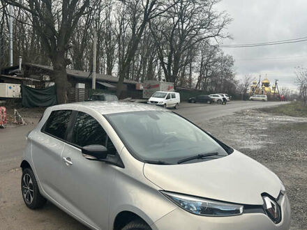 Серый Рено Зое, объемом двигателя 0 л и пробегом 41 тыс. км за 10000 $, фото 1 на Automoto.ua
