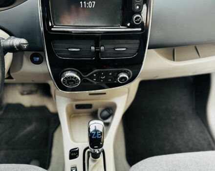 Синий Рено Зое, объемом двигателя 0 л и пробегом 63 тыс. км за 6500 $, фото 40 на Automoto.ua