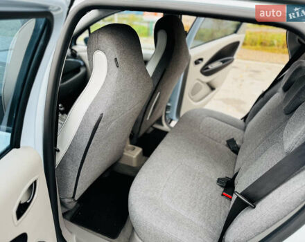 Синий Рено Зое, объемом двигателя 0 л и пробегом 63 тыс. км за 6500 $, фото 24 на Automoto.ua