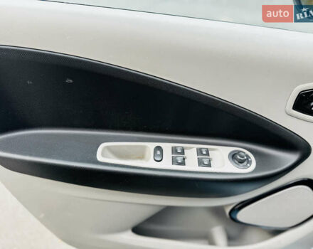 Синий Рено Зое, объемом двигателя 0 л и пробегом 63 тыс. км за 6500 $, фото 36 на Automoto.ua