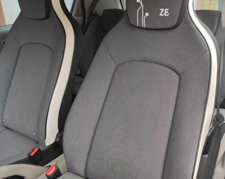 Синий Рено Зое, объемом двигателя 0 л и пробегом 77 тыс. км за 6900 $, фото 28 на Automoto.ua