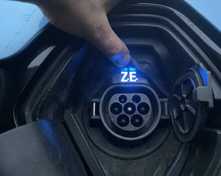 Синий Рено Зое, объемом двигателя 0 л и пробегом 101 тыс. км за 9300 $, фото 37 на Automoto.ua