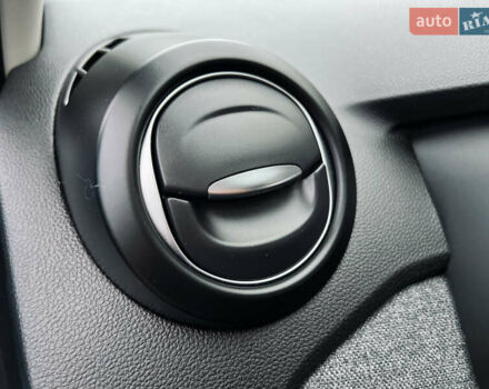 Синий Рено Зое, объемом двигателя 0 л и пробегом 91 тыс. км за 12200 $, фото 32 на Automoto.ua