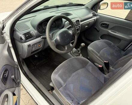 Белый Рено Clio Symbol, объемом двигателя 1.4 л и пробегом 350 тыс. км за 1850 $, фото 10 на Automoto.ua