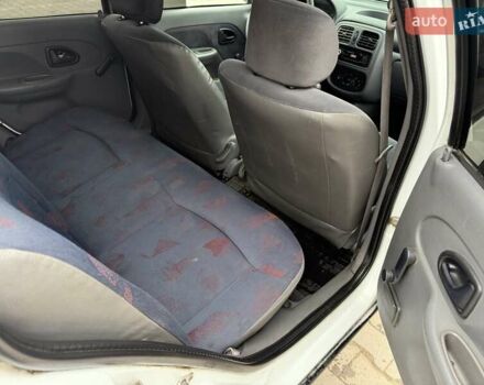 Белый Рено Clio Symbol, объемом двигателя 1.4 л и пробегом 350 тыс. км за 1850 $, фото 12 на Automoto.ua