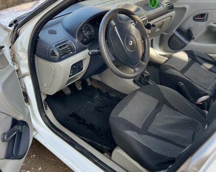 Белый Рено Clio Symbol, объемом двигателя 1.4 л и пробегом 370 тыс. км за 2900 $, фото 6 на Automoto.ua
