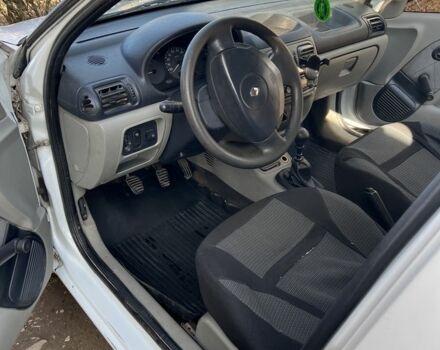 Белый Рено Clio Symbol, объемом двигателя 1.4 л и пробегом 370 тыс. км за 2200 $, фото 14 на Automoto.ua