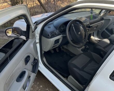 Белый Рено Clio Symbol, объемом двигателя 1.4 л и пробегом 370 тыс. км за 2200 $, фото 13 на Automoto.ua